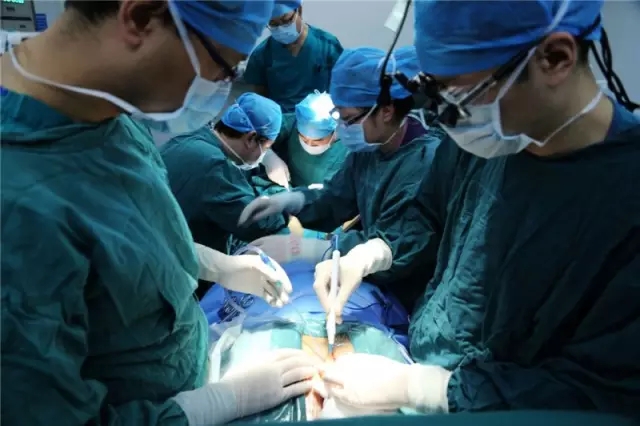 2016年3月13日,全省县级公立医院首台心脏搭桥术在滑县人民医院成功开展